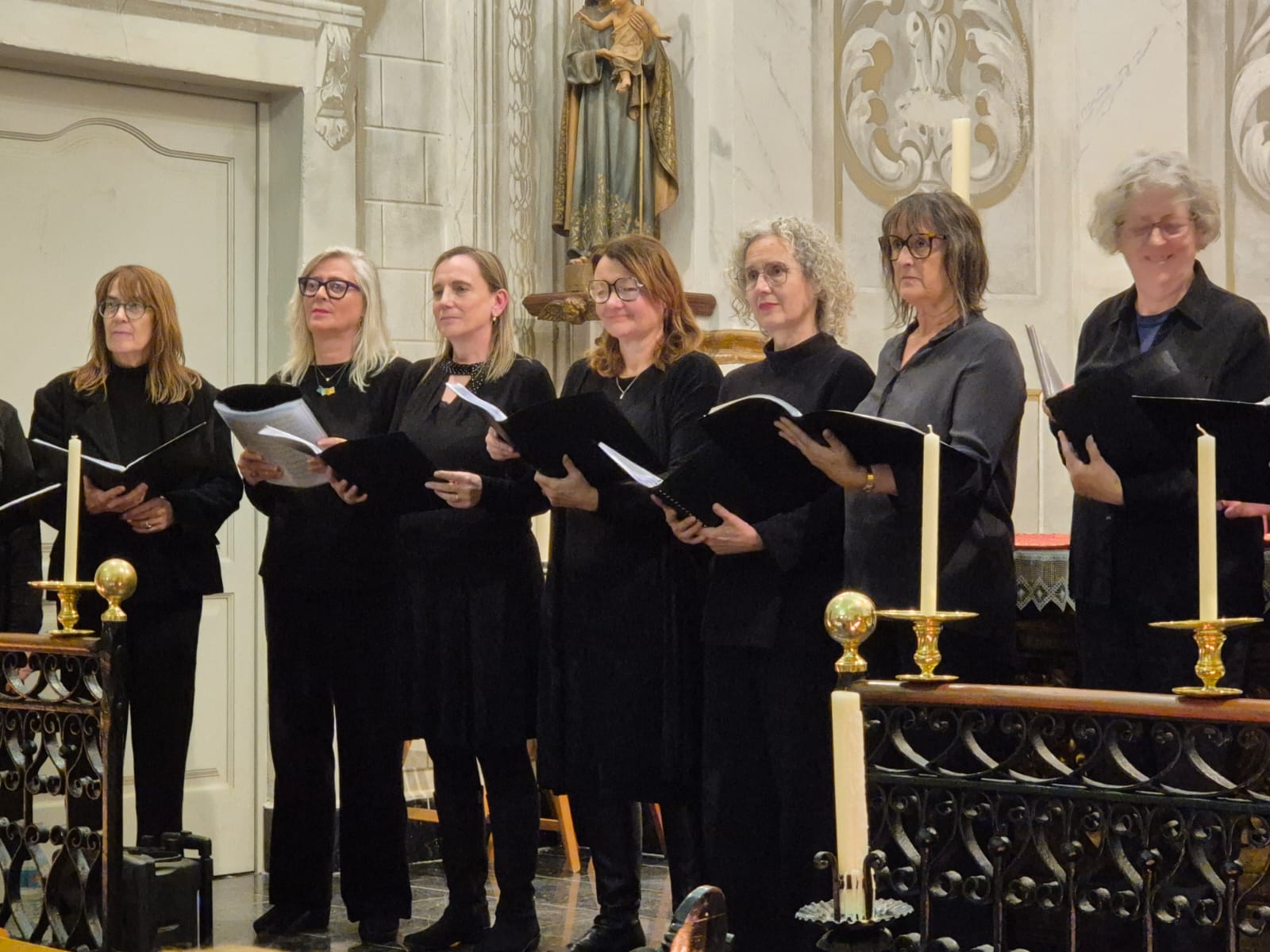 Cantaires de Camerata Sitges durant el concert De Profundis ad Lucem